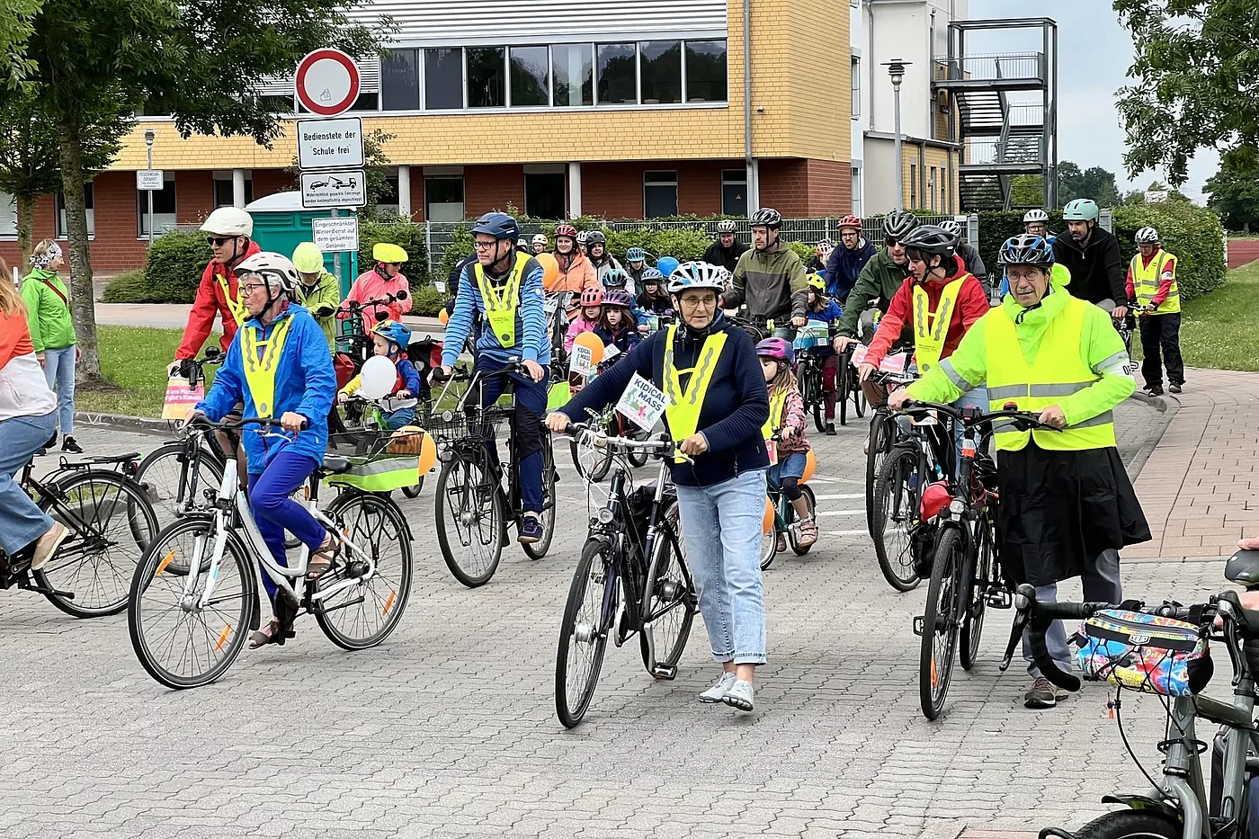 Start der Fahrrad-Demo 'Kidical Mass' am Stader Berufsschulzentrum