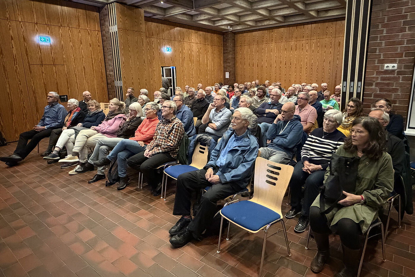 Zahlreiche Zuschauer beim Vortrag von Jörg Lickfett über den "European Divide Trail"