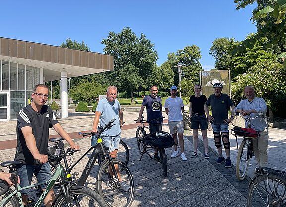 Die Teilnehmer an der verkehrspolitischen Radtour „Schulwege“ v. l. n. r.: Nils Schwarz, Vinzenz Lübeck Gymnasium; Michael Duwe, Stadt Stade; Christian Ückert, Stade Fährt Rad; Ole Plorin, IGS; Leonie Westerkamp, Landkreis Stade; Ulrich Wiegel, SPD Stade; Kai Koeser, SPD-Stadtrat, Bürgermeisterkandidat;  Nicht auf dem Bild: Arne Kramer, CDU-Stadtrat, Bürgermeisterkandidat, Amtsleiter Straßenverkehrsbehörde des Landkreises; Heinz Volmari, Vorstand ADFC; Foto Stefan Heiland, Vorstand ADFC