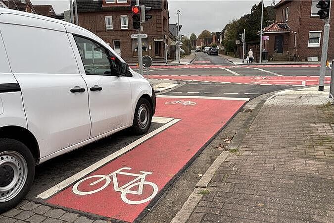 Dieser sogenannte aufgeweitete Radaufstellstreifen ermöglicht es Radfahrern in der Straße Am Exerzierplatz, sich an der Ampel vor die Kraftfahrzeuge zu stellen.
