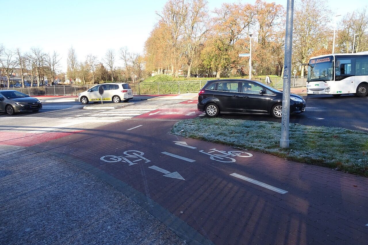 Führung des Fahrradweges am Kreisel Schiffertorstraße
