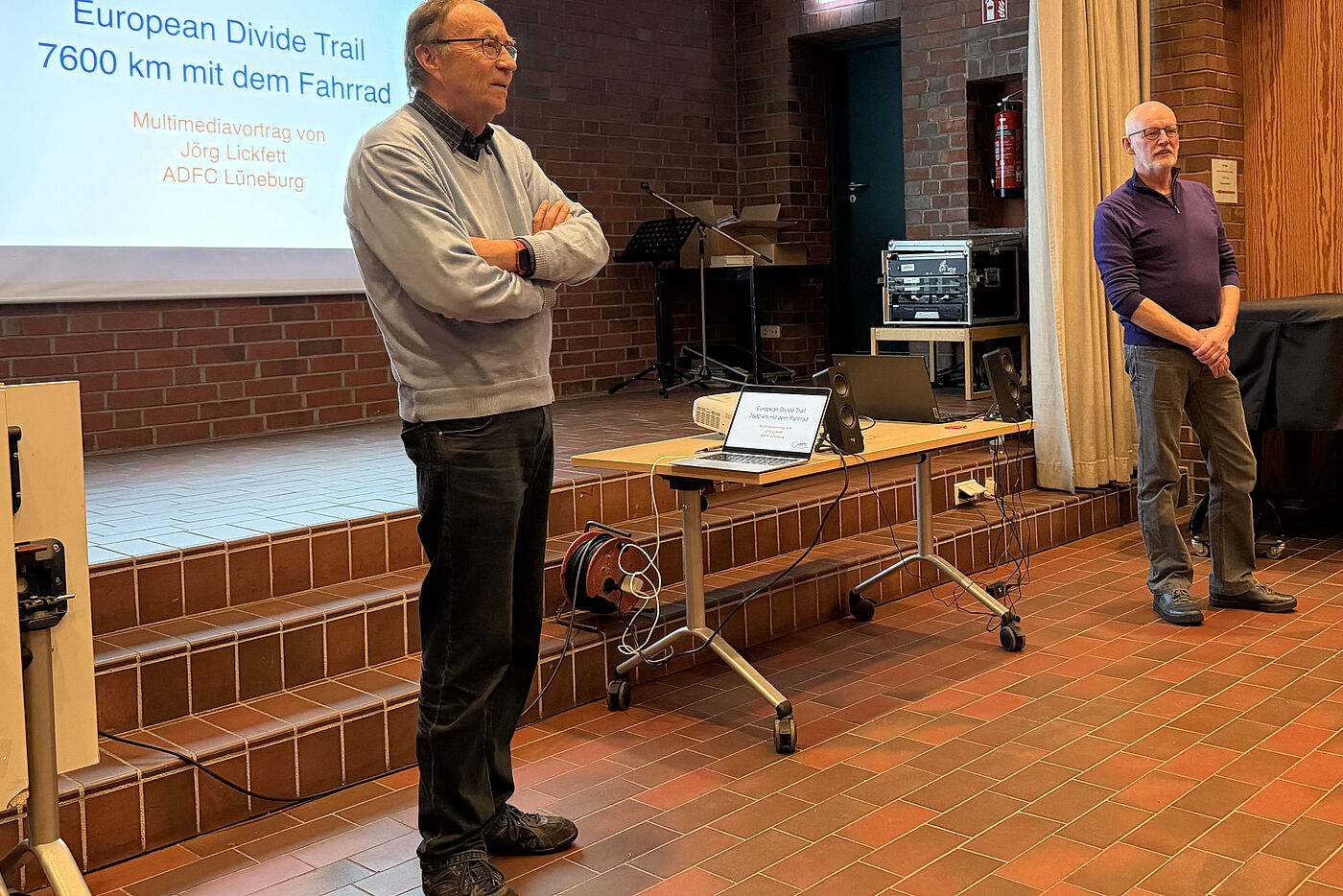 Stefan Heiland und Jörg Lickfett geben eien Einleitung zum Vortrag "European Divide Trail"