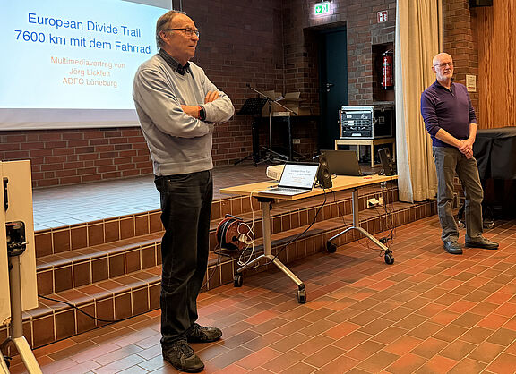 Stefan Heiland und Jörg Lickfett geben eien Einleitung zum Vortrag "European Divide Trail"