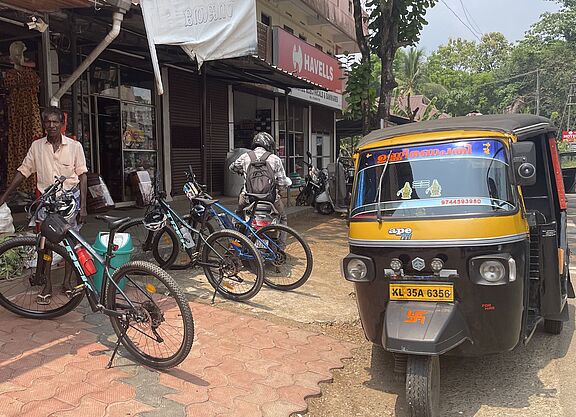 Pause für Fahrräder am Straßenrand in Indien. 