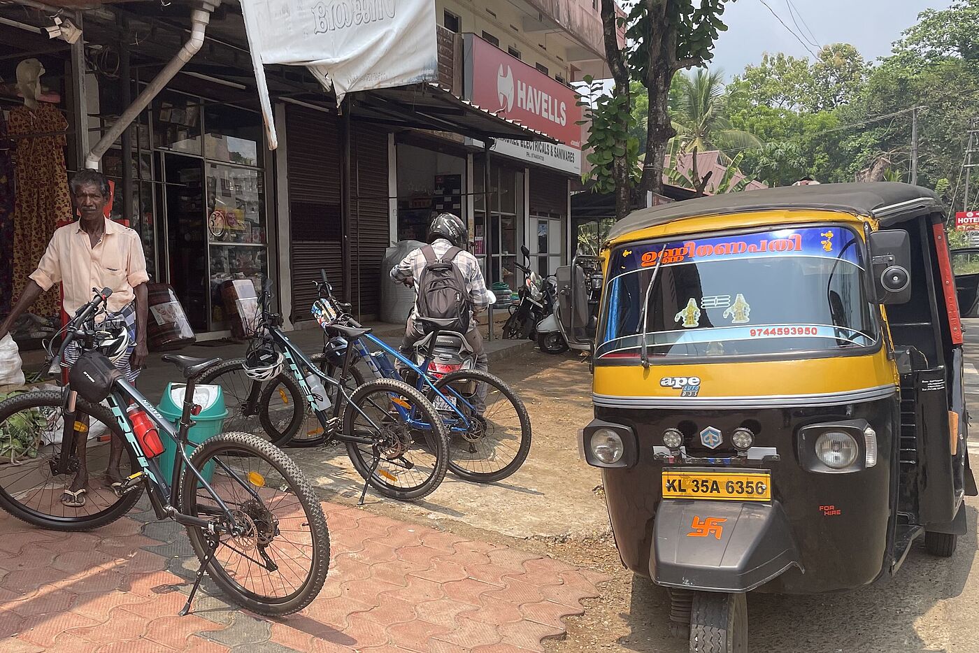 Pause für Fahrräder am Straßenrand in Indien. 