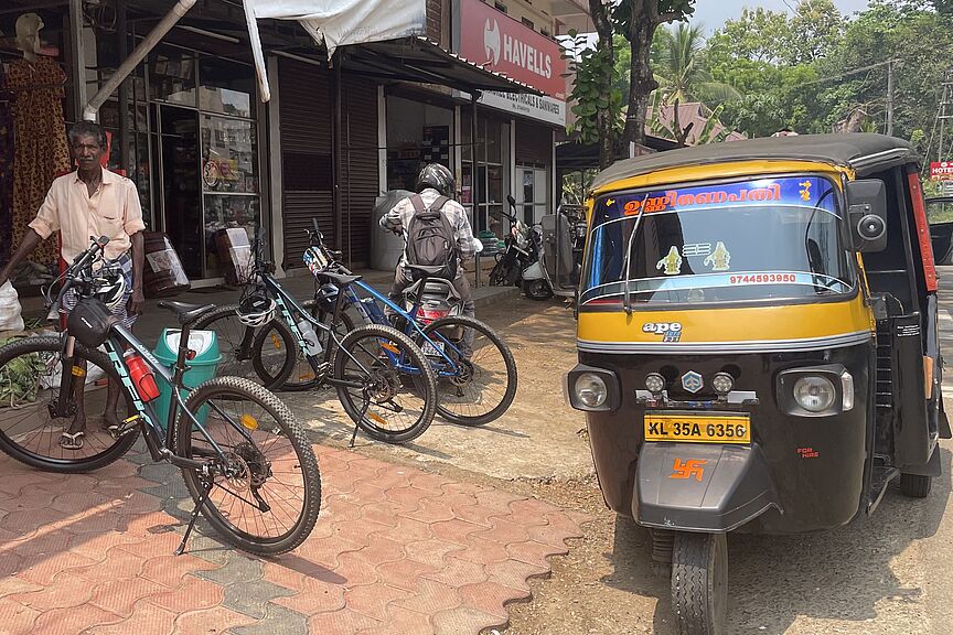 Vortrag: Aufbruch in den Ruhestand - Eine sechsmonatige Reise beginnt Pause für Fahrräder am Straßenrand in Indien.