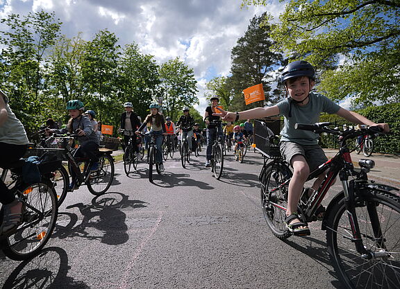 Kinder und Erwachsene bei einer Fahrrraddemo.