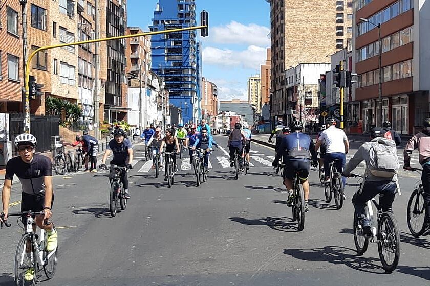 Bogota Ciclovia Auf der Straße sind viele Fahrradfahrer*innen und keine Kfz zu sehen.